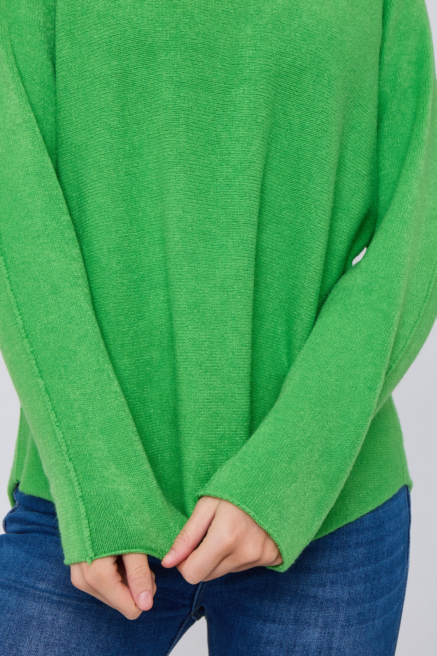 CLASSIC V-NECK JUMPER