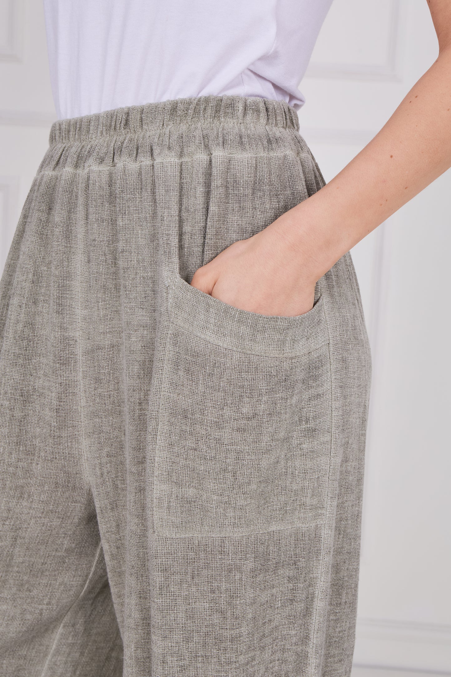 WASHED LINEN FRONT POCKET BARREL LEG TROUSER