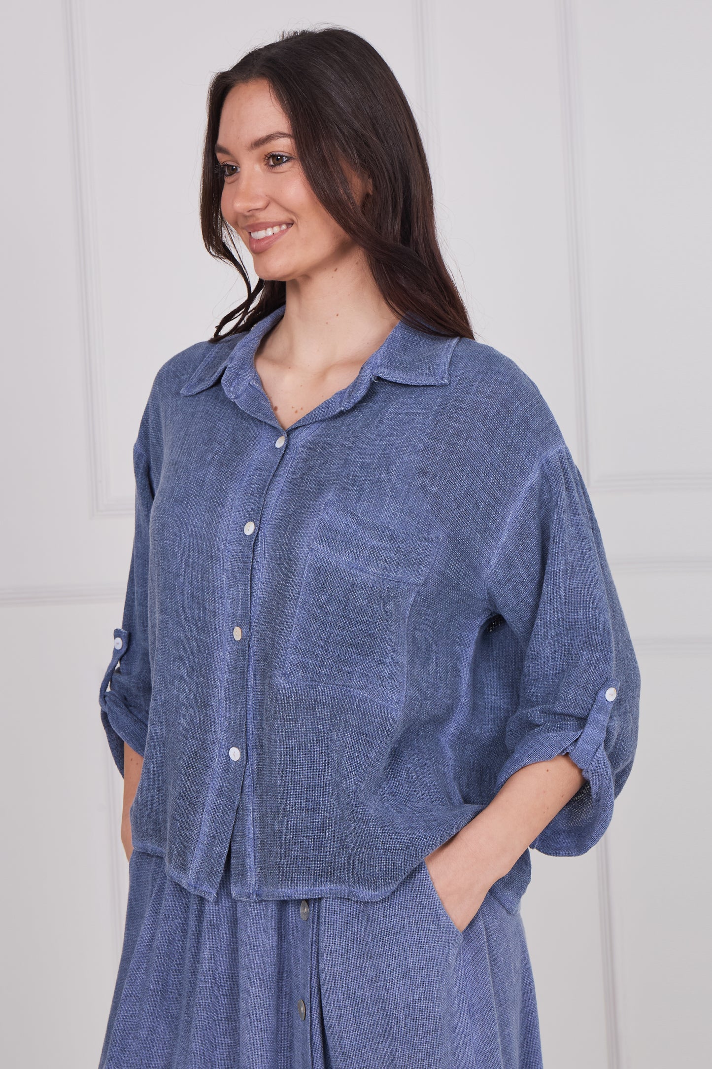 WASHED LINEN ONE POCKET CROPPED SHIRT
