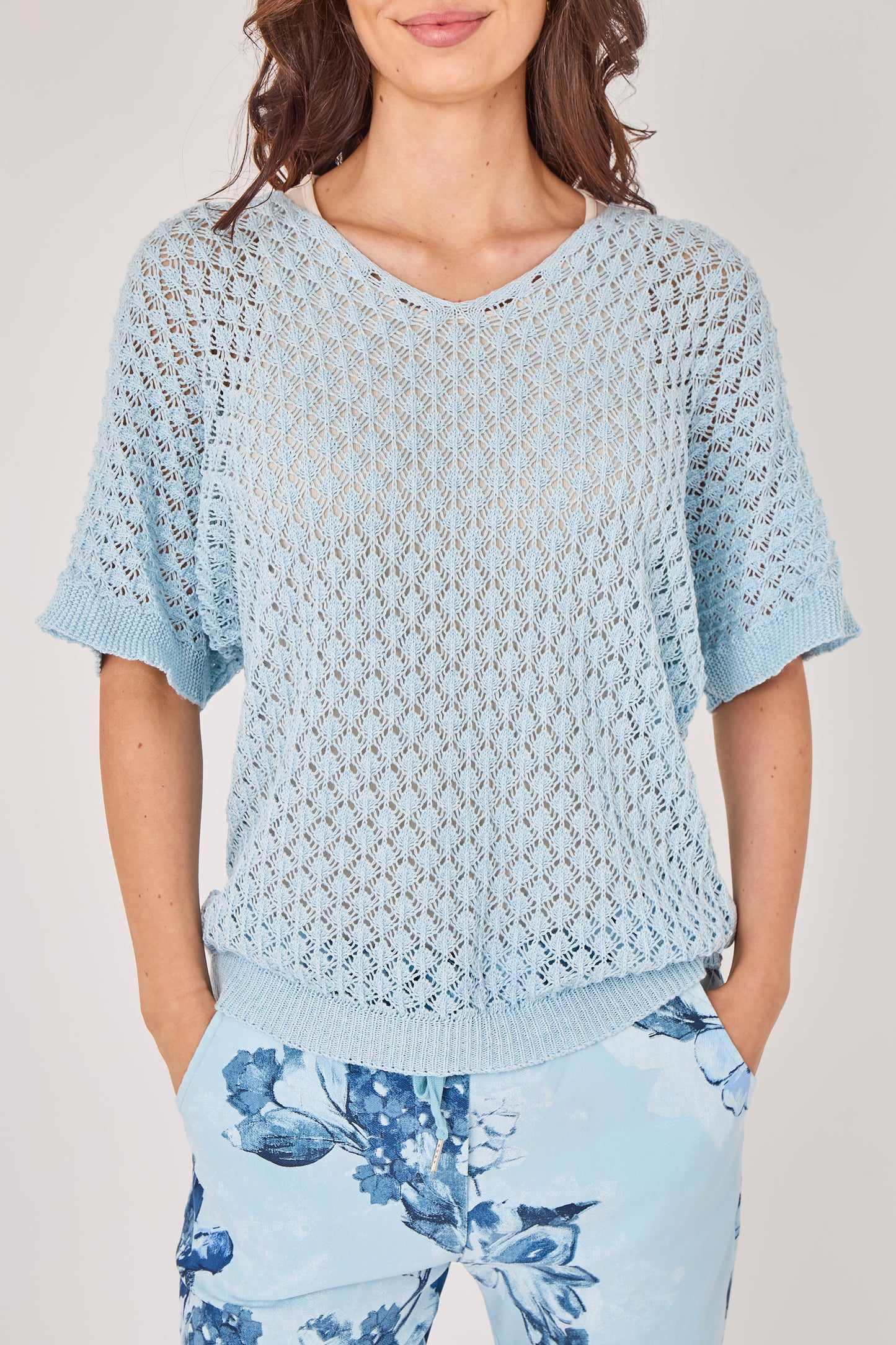 V-NECK CROCHET SHORT SLEEVE TOP