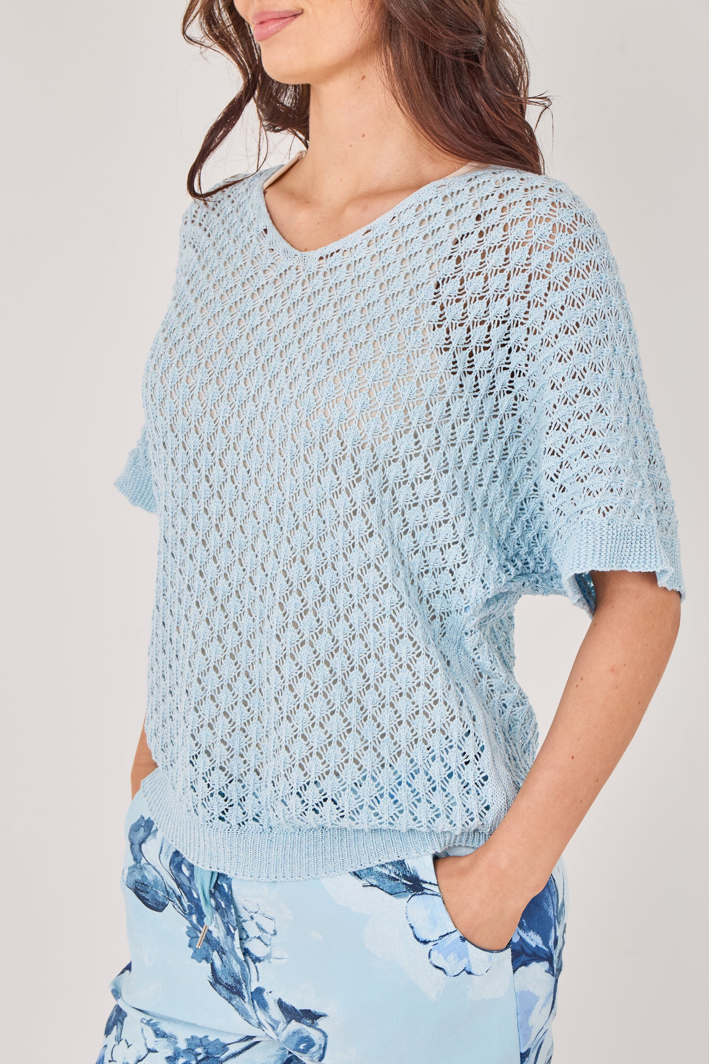 V-NECK CROCHET SHORT SLEEVE TOP