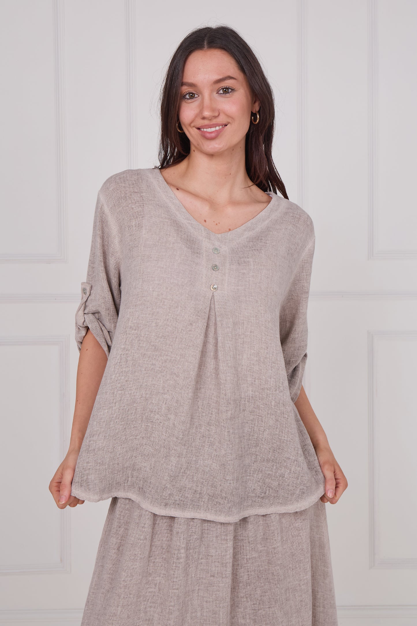 WASHED LINEN THREE BUTTONED V-NECK TOP