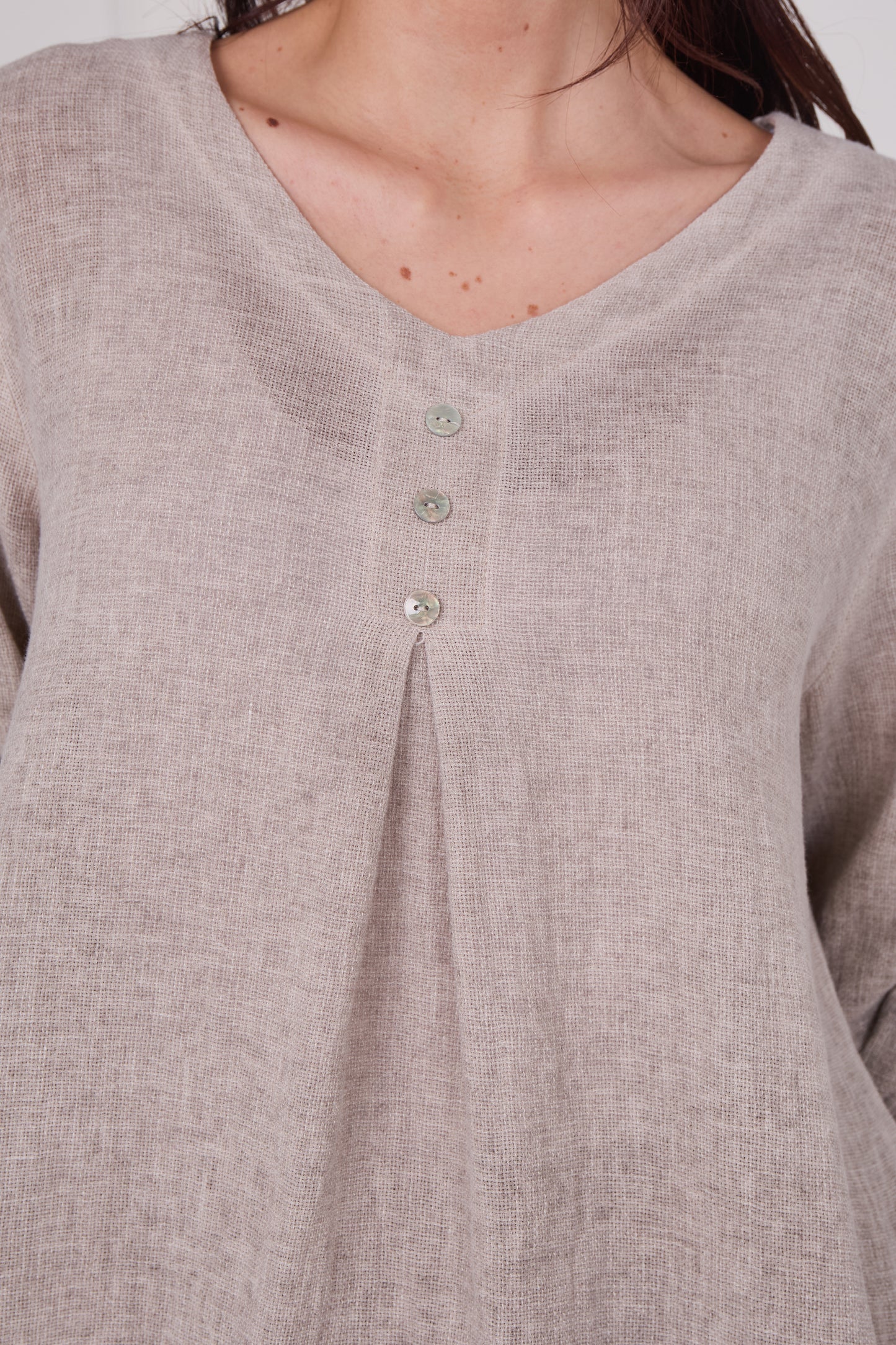 WASHED LINEN THREE BUTTONED V-NECK TOP