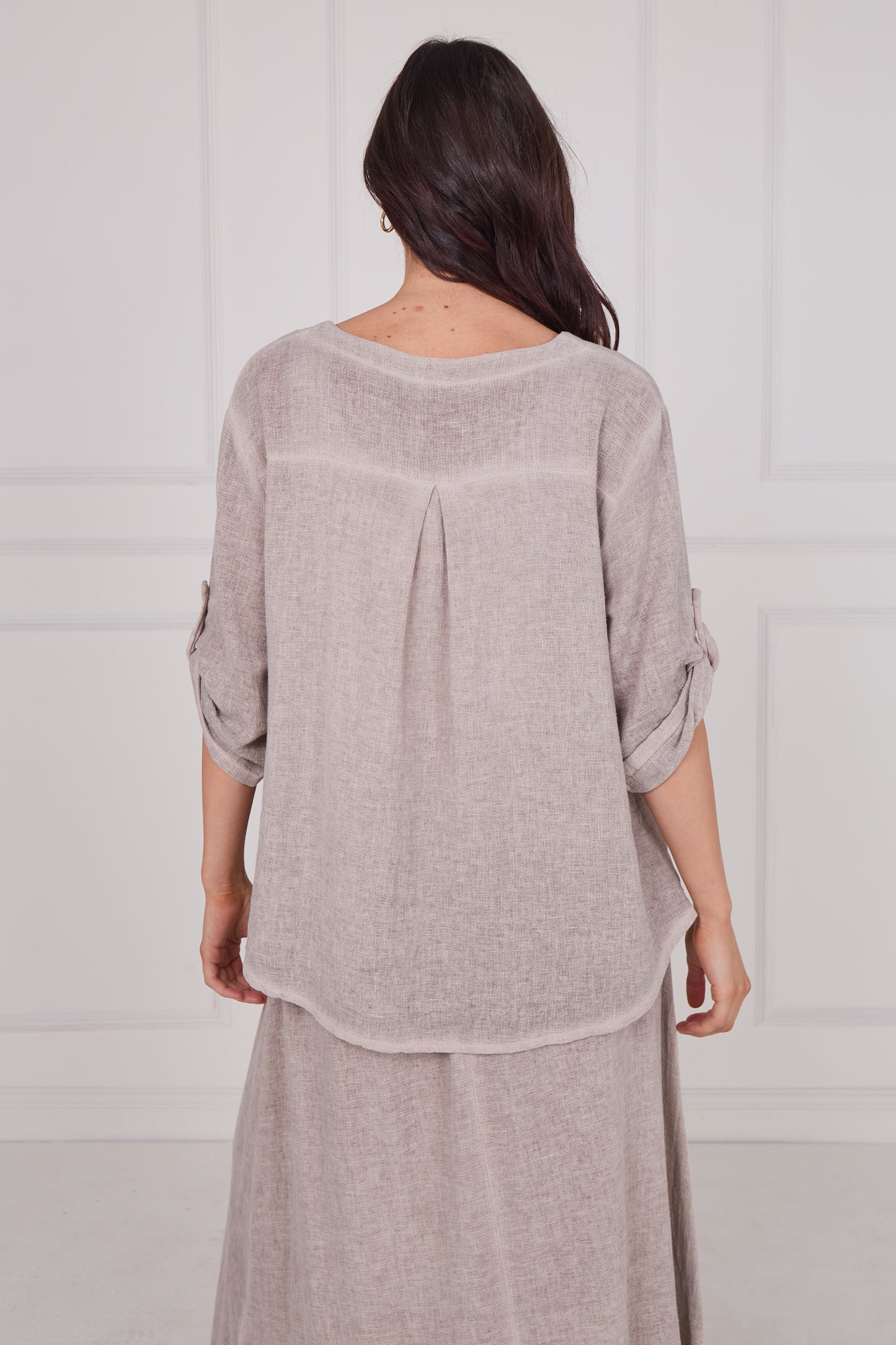 WASHED LINEN THREE BUTTONED V-NECK TOP