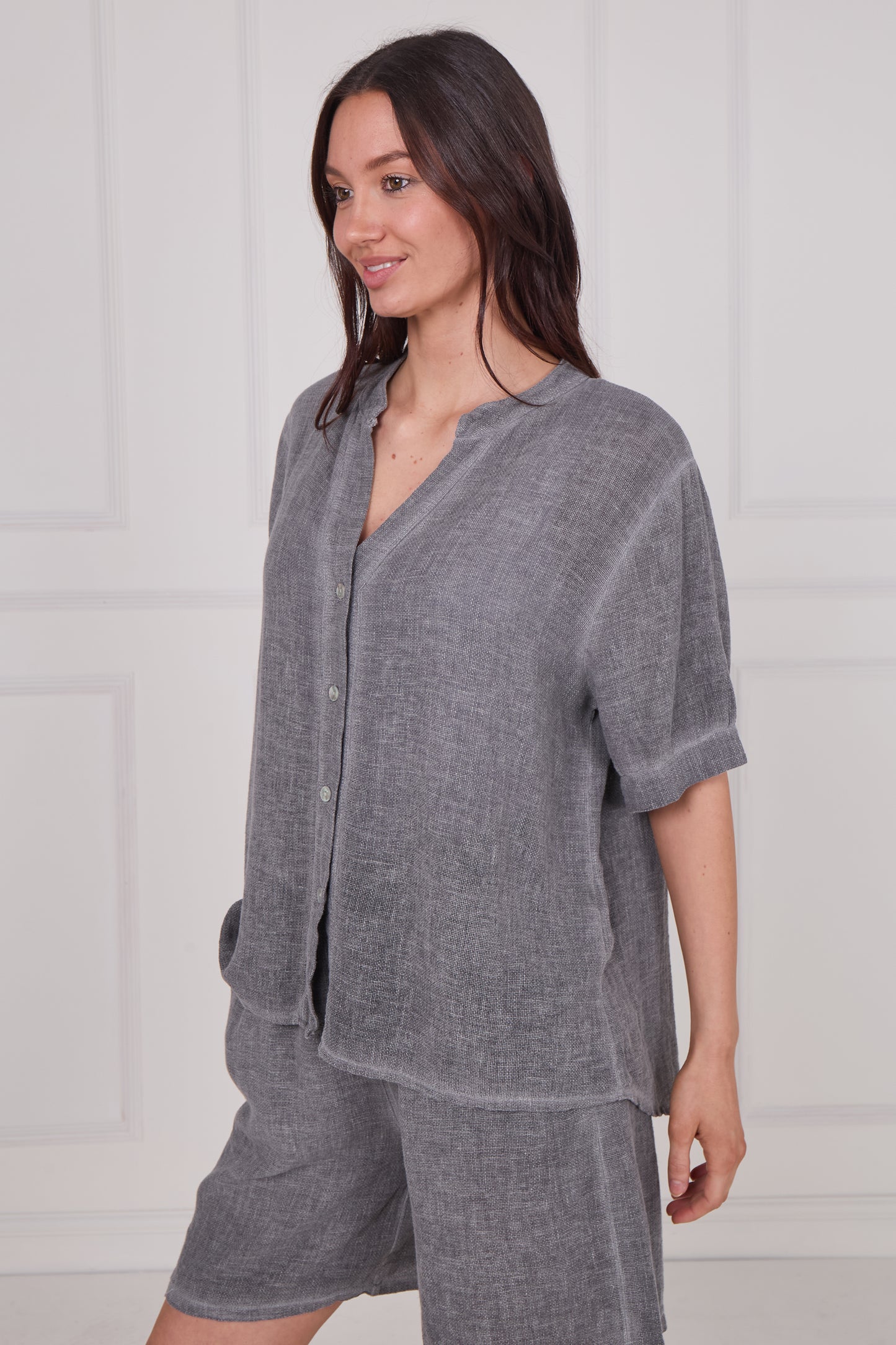 WASHED LINEN BUTTON V-NECK TOP