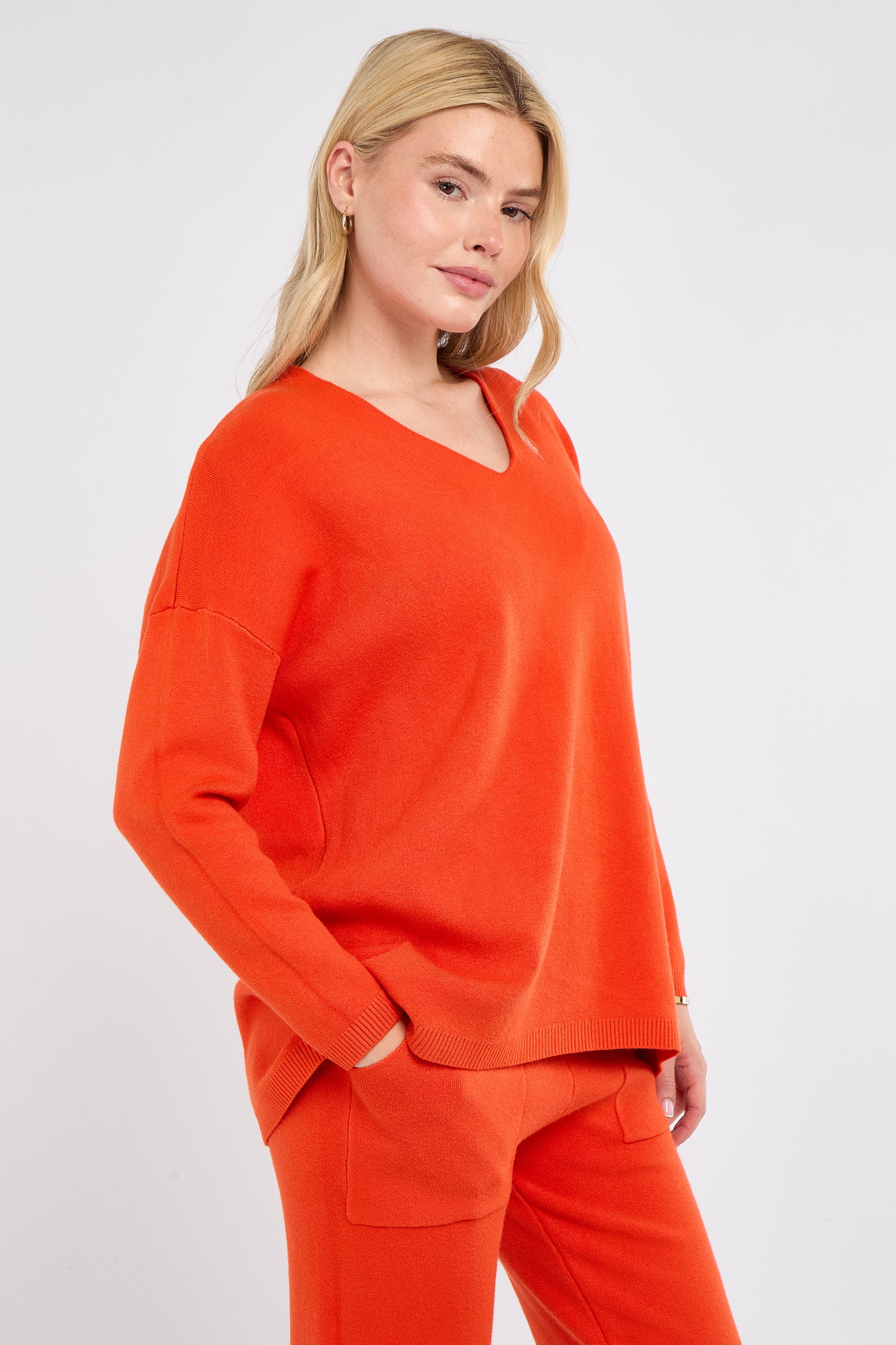 V-NECK RIBBED HEM JUMPER