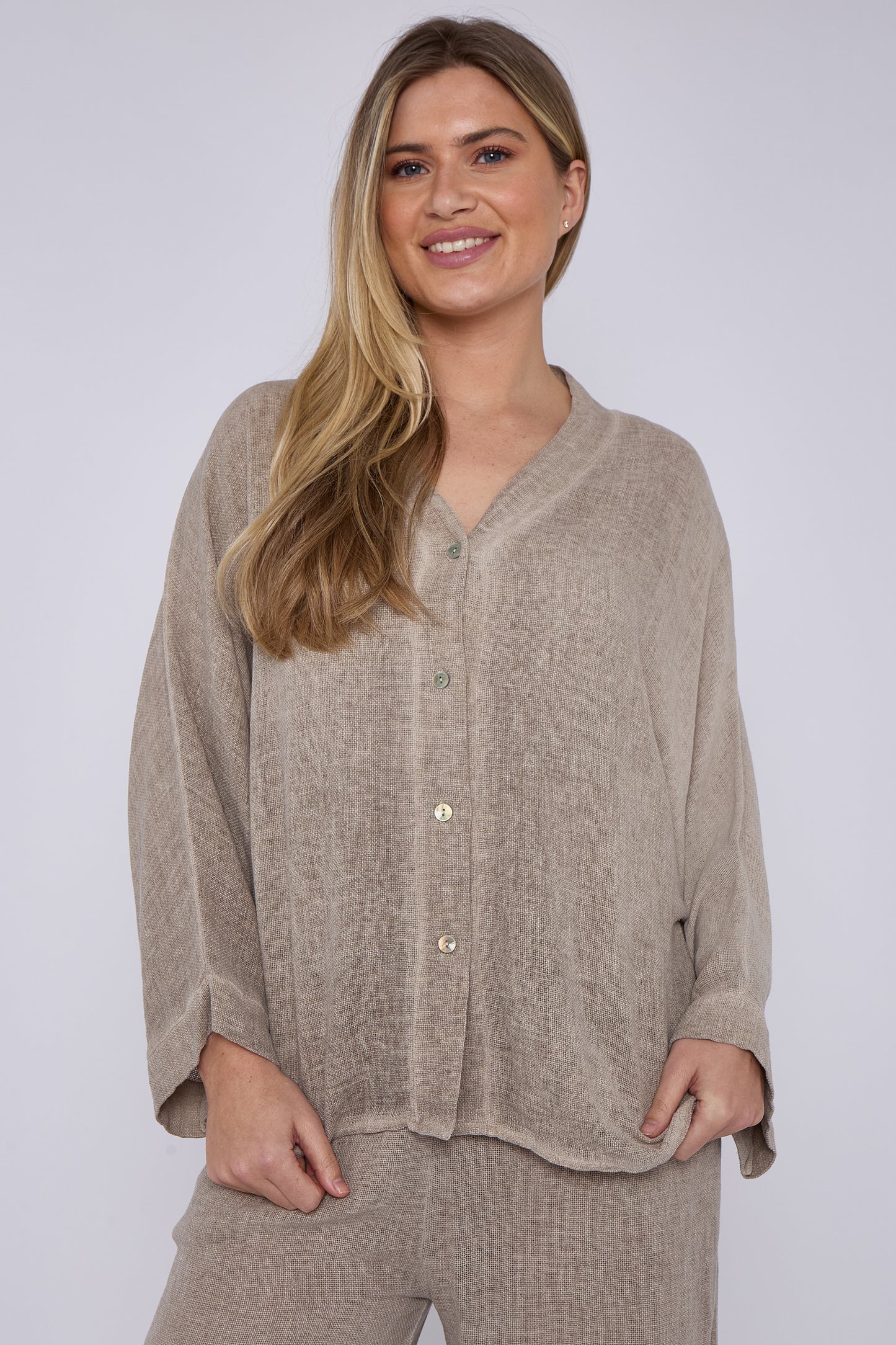 WASHED LINEN V-NECK BUTTON THROUGH TOP