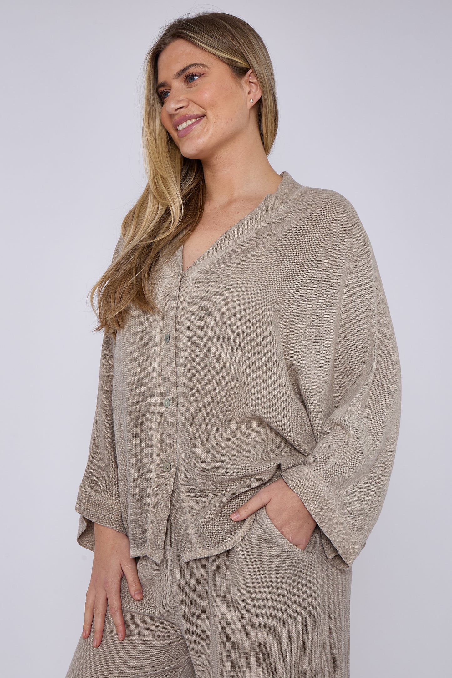 WASHED LINEN V-NECK BUTTON THROUGH TOP