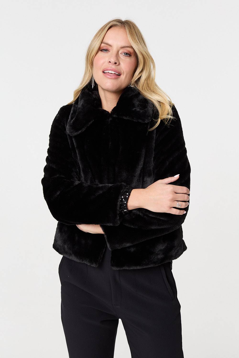 FAUX FUR COLLAR DETAIL CROPPED JACKET IN BLACK [8 PER PACK]
